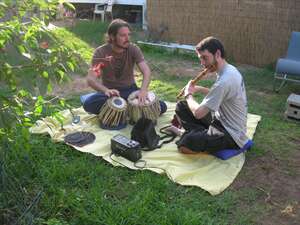 תום אידן ועמוס אהרונסון מנגנים - הבית הפתוח לתרבות הודו - דרך גוף