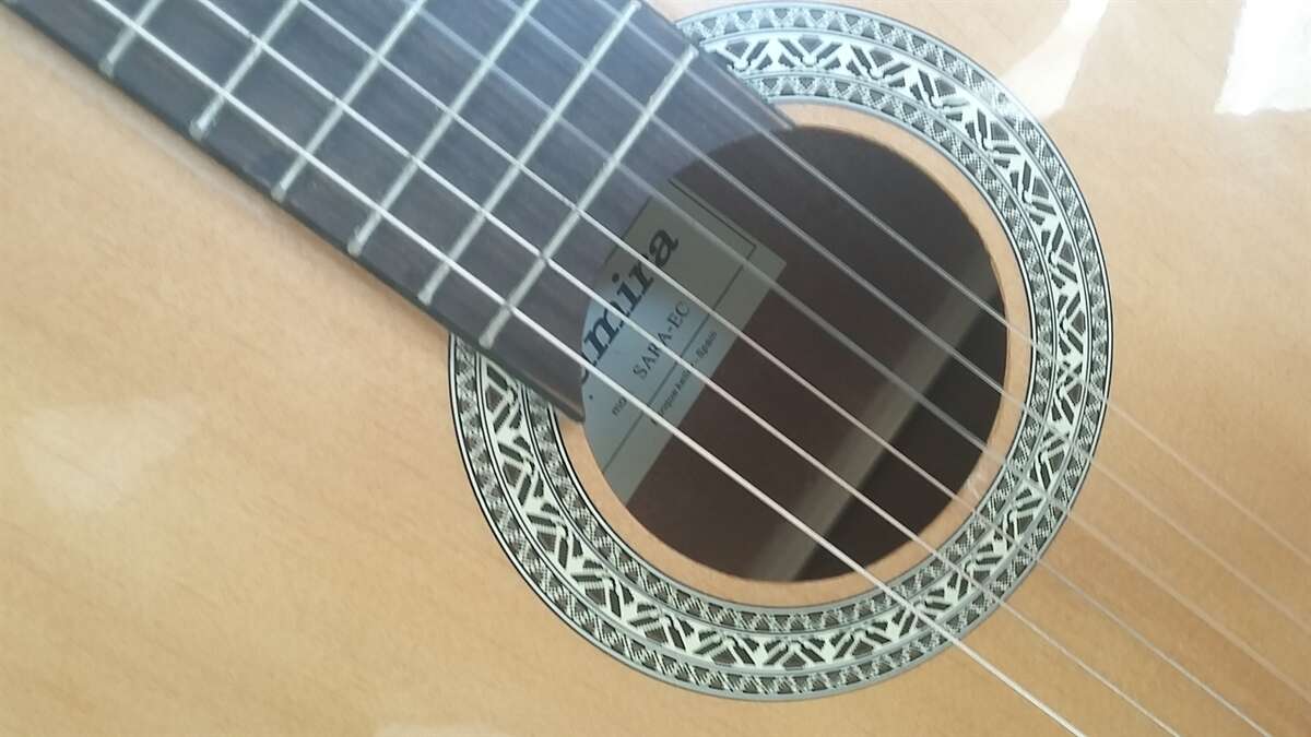 לנגן בגיטרה ה- 3 שיעורים