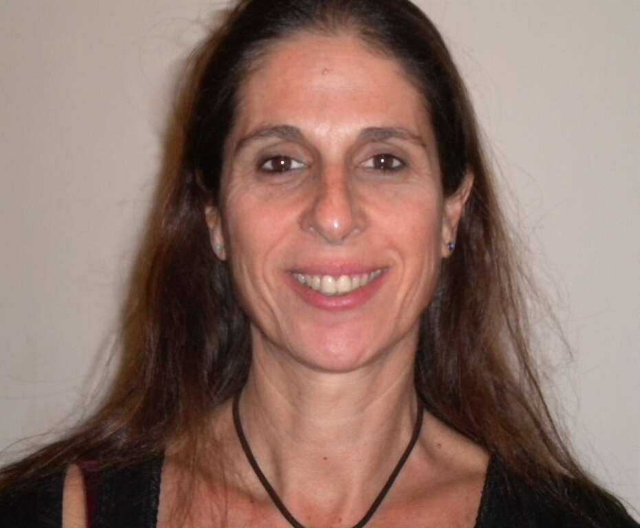 אלה מן מטפלת במגע