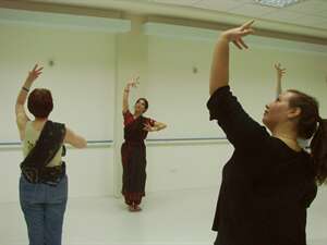 שיעור ריקוד הודי באוירה אינטימית - יעל טל - ריקוד הודי - דרך גוף